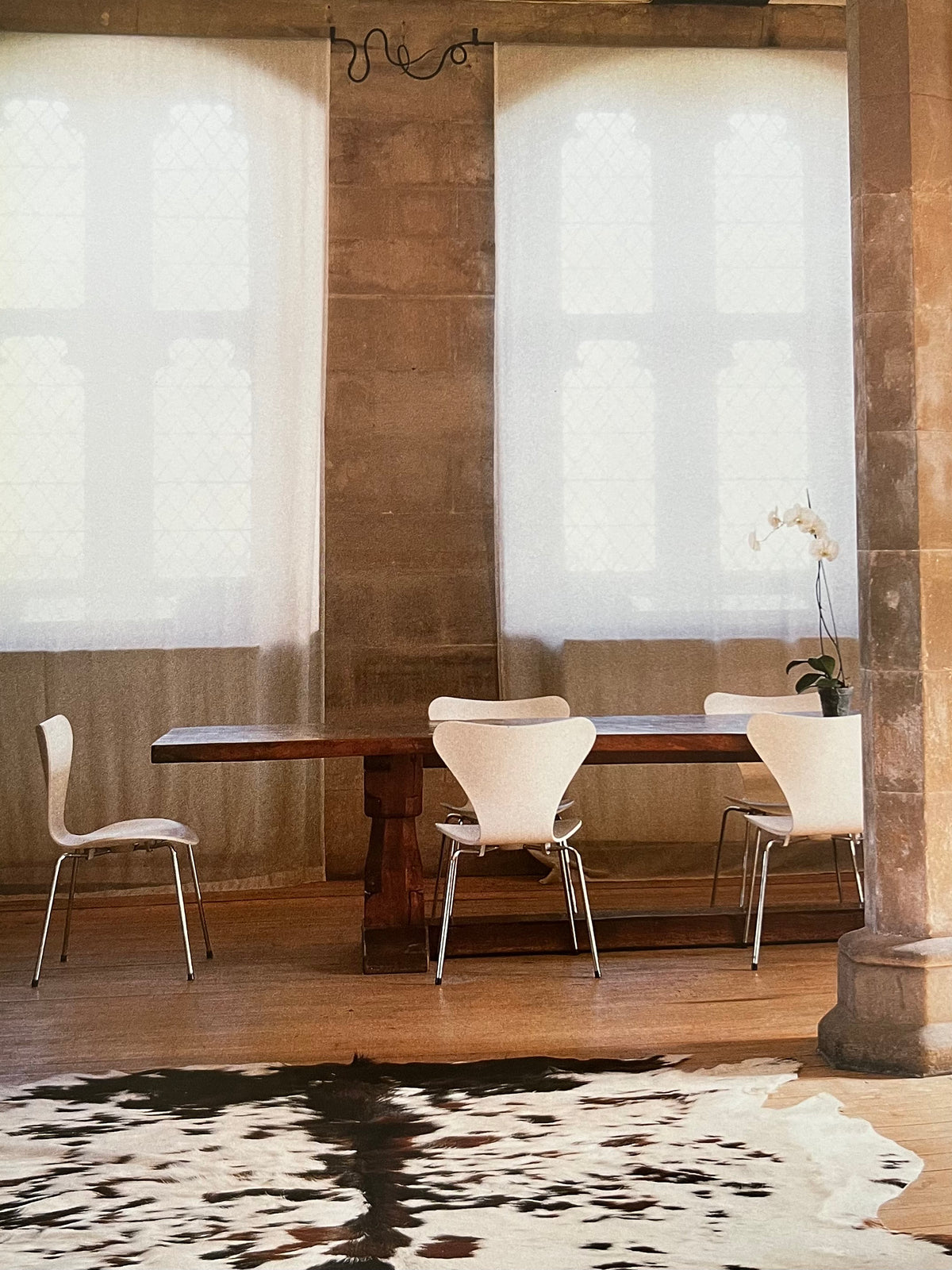 Country and Modern: Contemporary Interiors for Rural Settings - Decoration Book — side angle