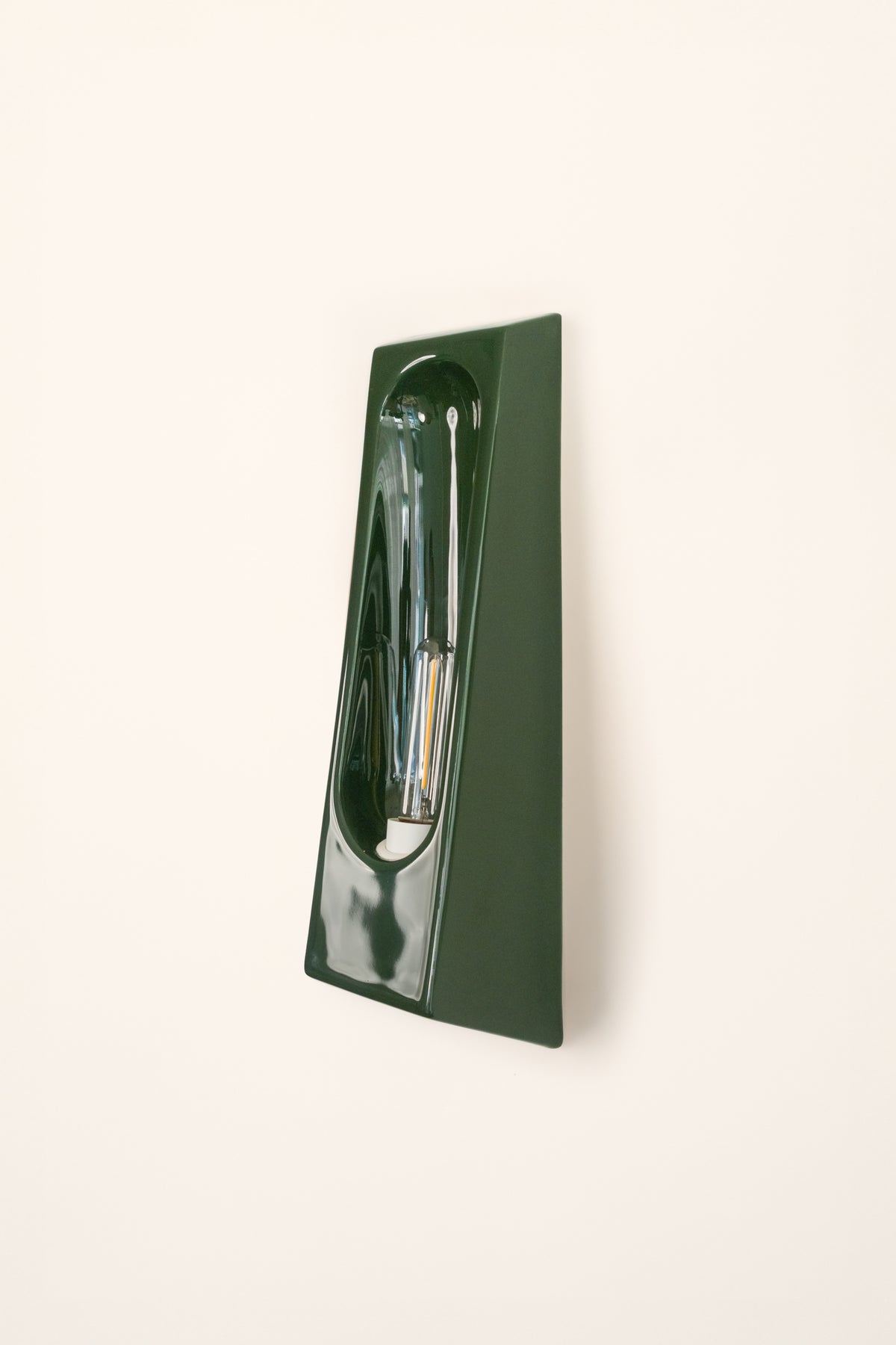 Alcove Verde — wall lamp in glossy green finish against white wall