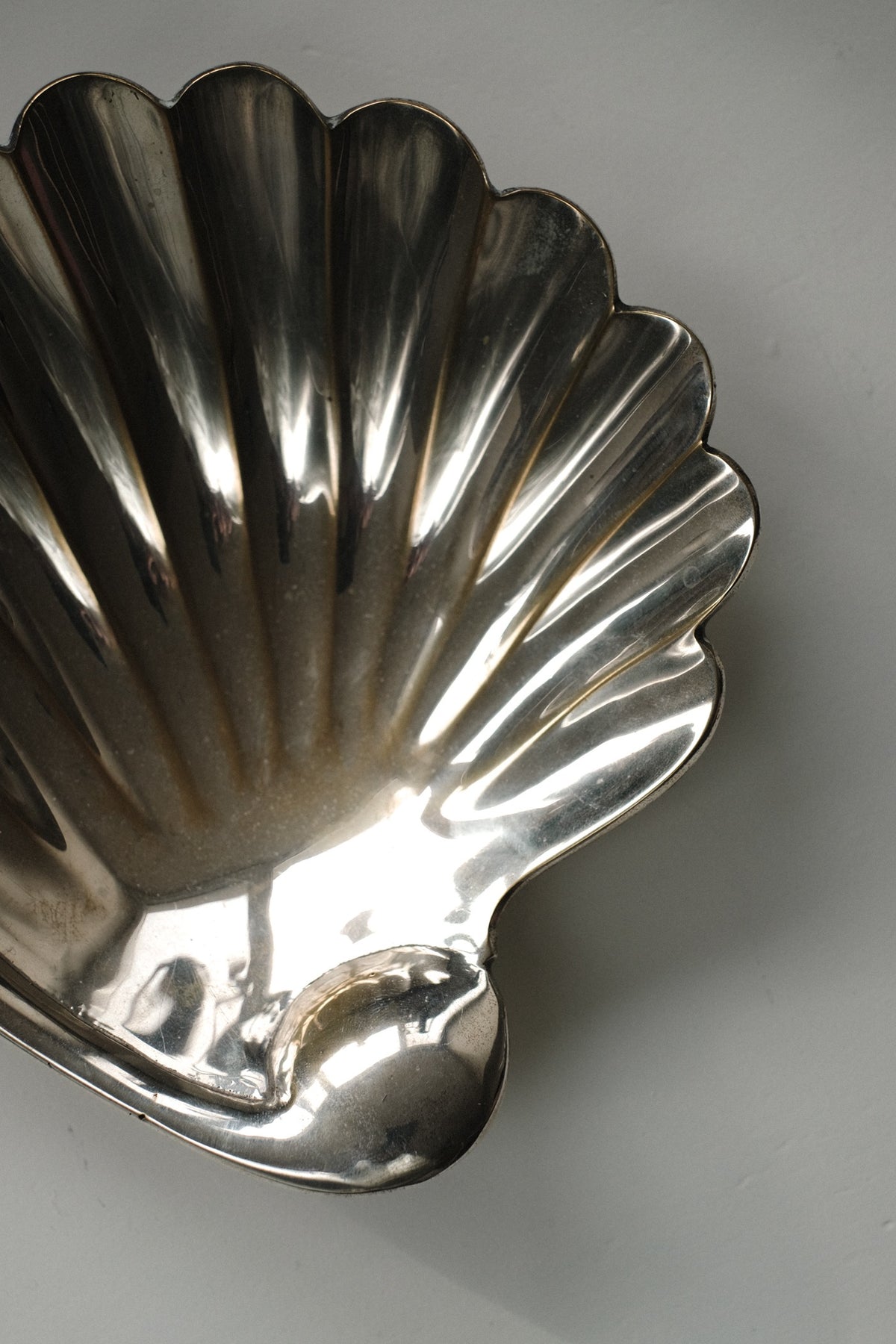 Shell Shaped Vide-Poches — top view of shiny metallic shell design