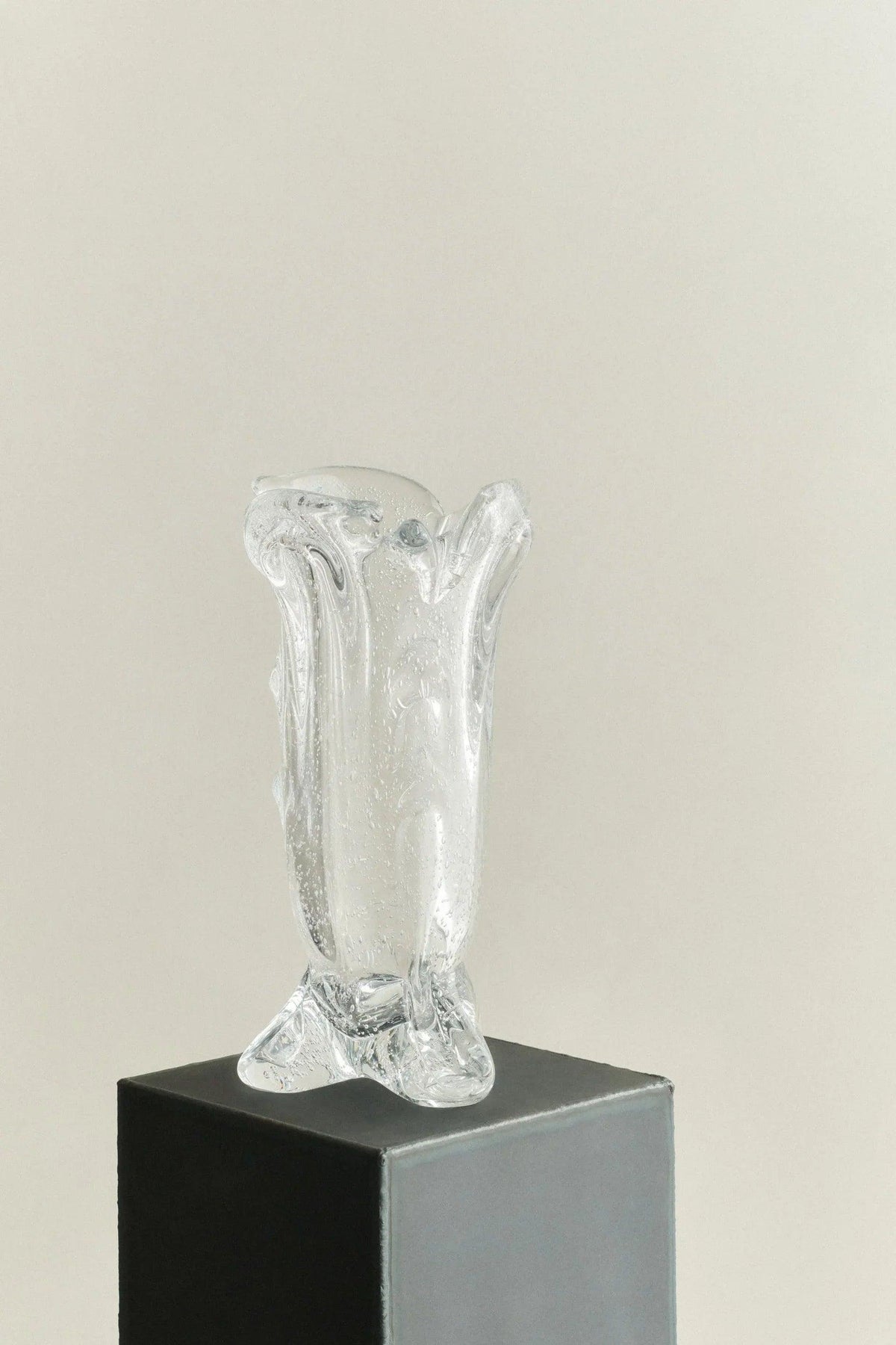 S.R. VINTAGE DRAPE GLASS VASE — detail view