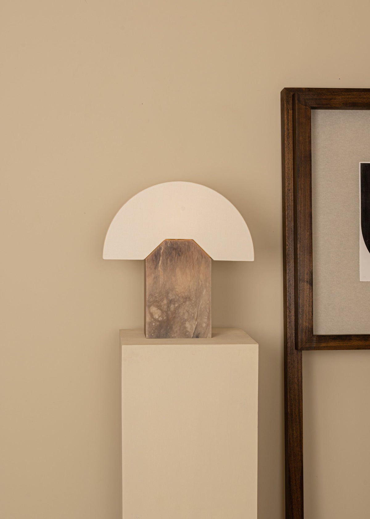 'Edna' Table Lamp in Tobacco Alabaster — detail view