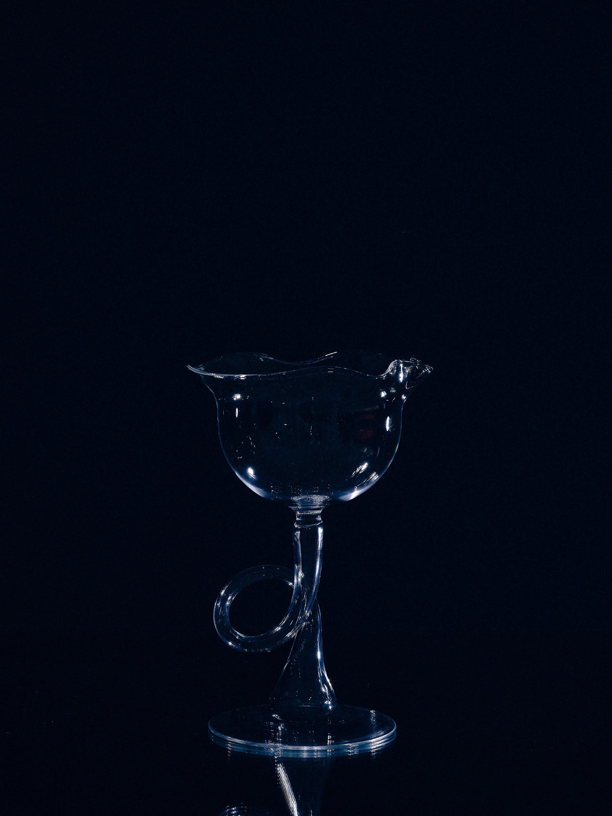 Serpens glass wine goblet with twisted stem detail view