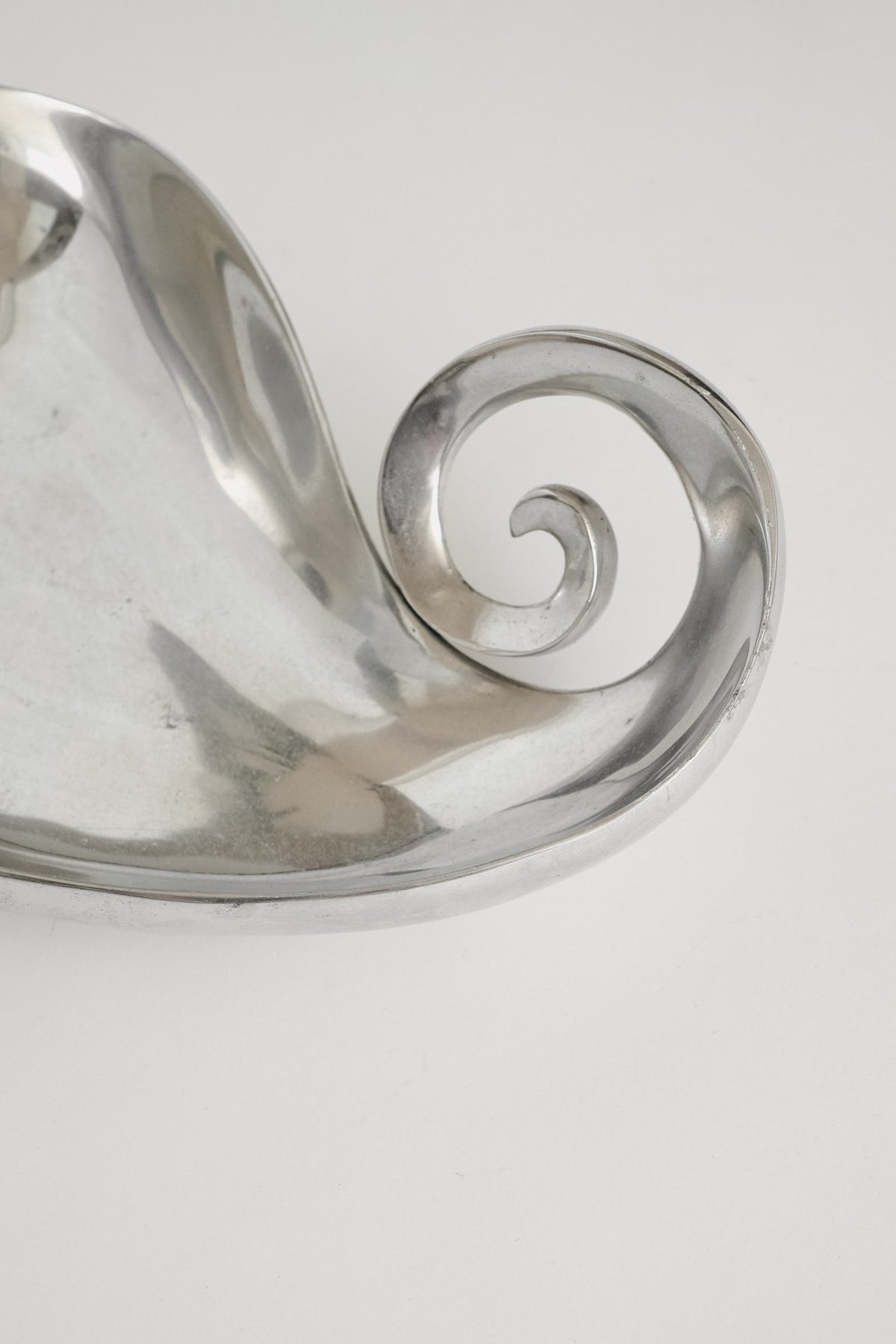 Elegant Aluminium Spiral Dish — side angle