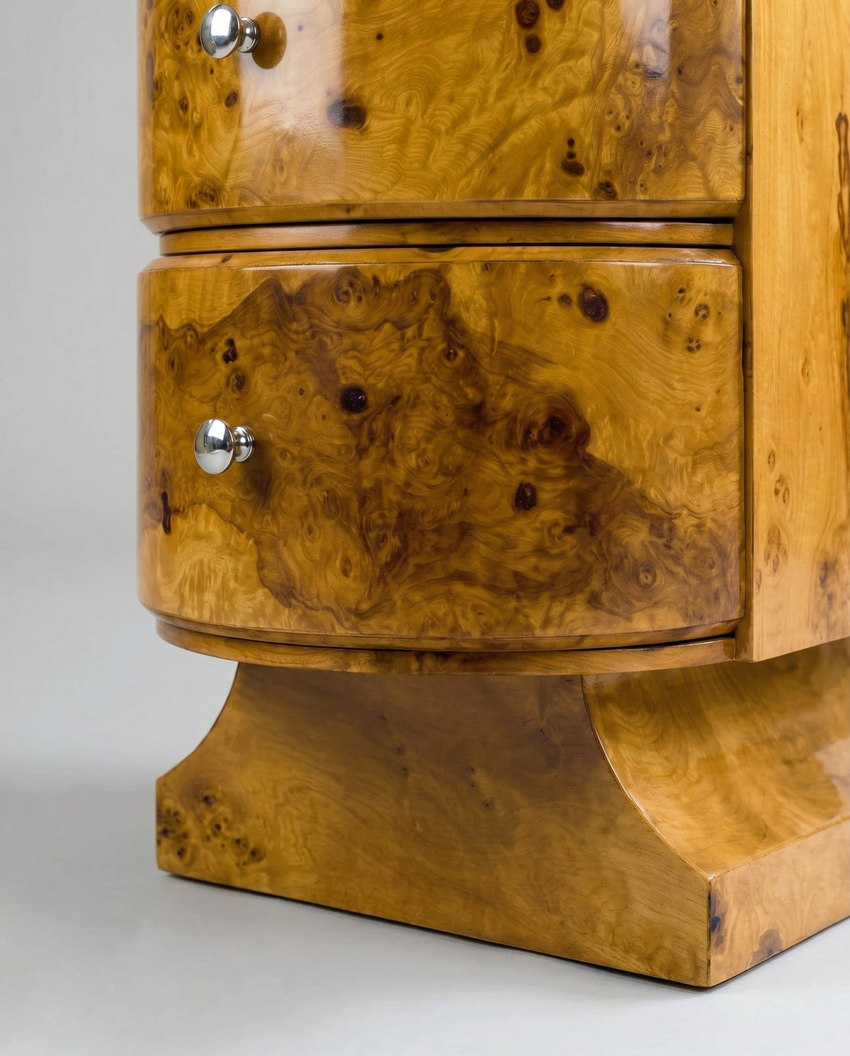 'Jumeaux' Olive Burl Bedside Table — close-up