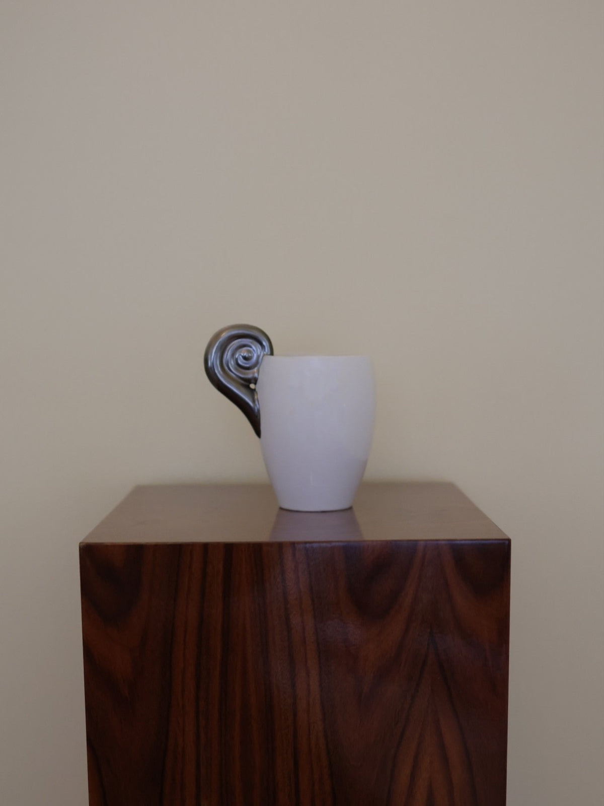 White ceramic Aries cup with platinum spiral horn handle detail