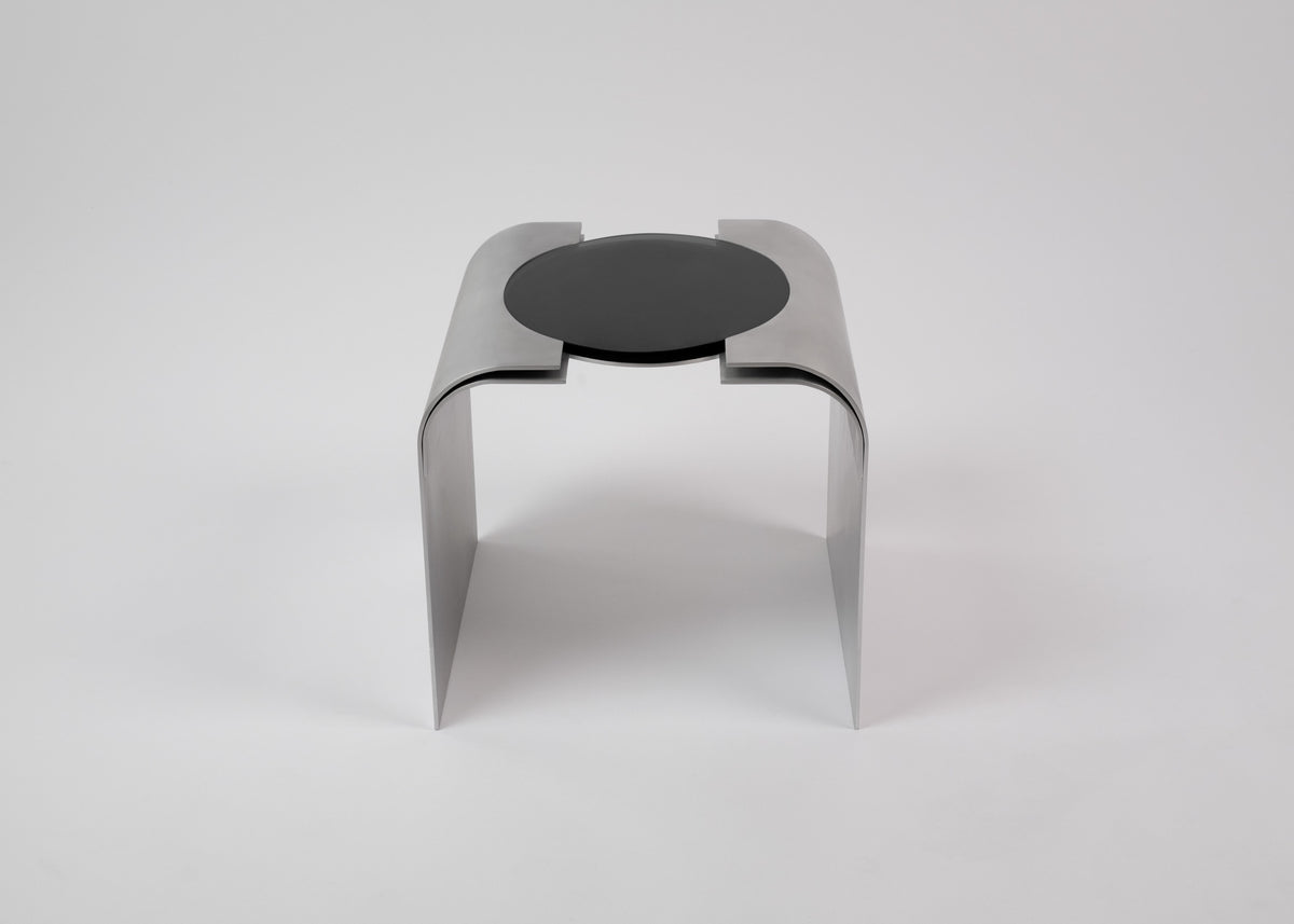 Side Table "Still Gaze" | Aluminium & Glass — front view with circular glass top