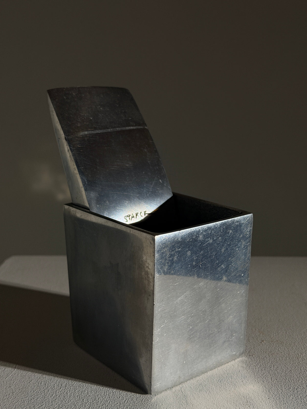 "Ray Hollis” ashtray designed by Philippe Starck in 1985 — detail view