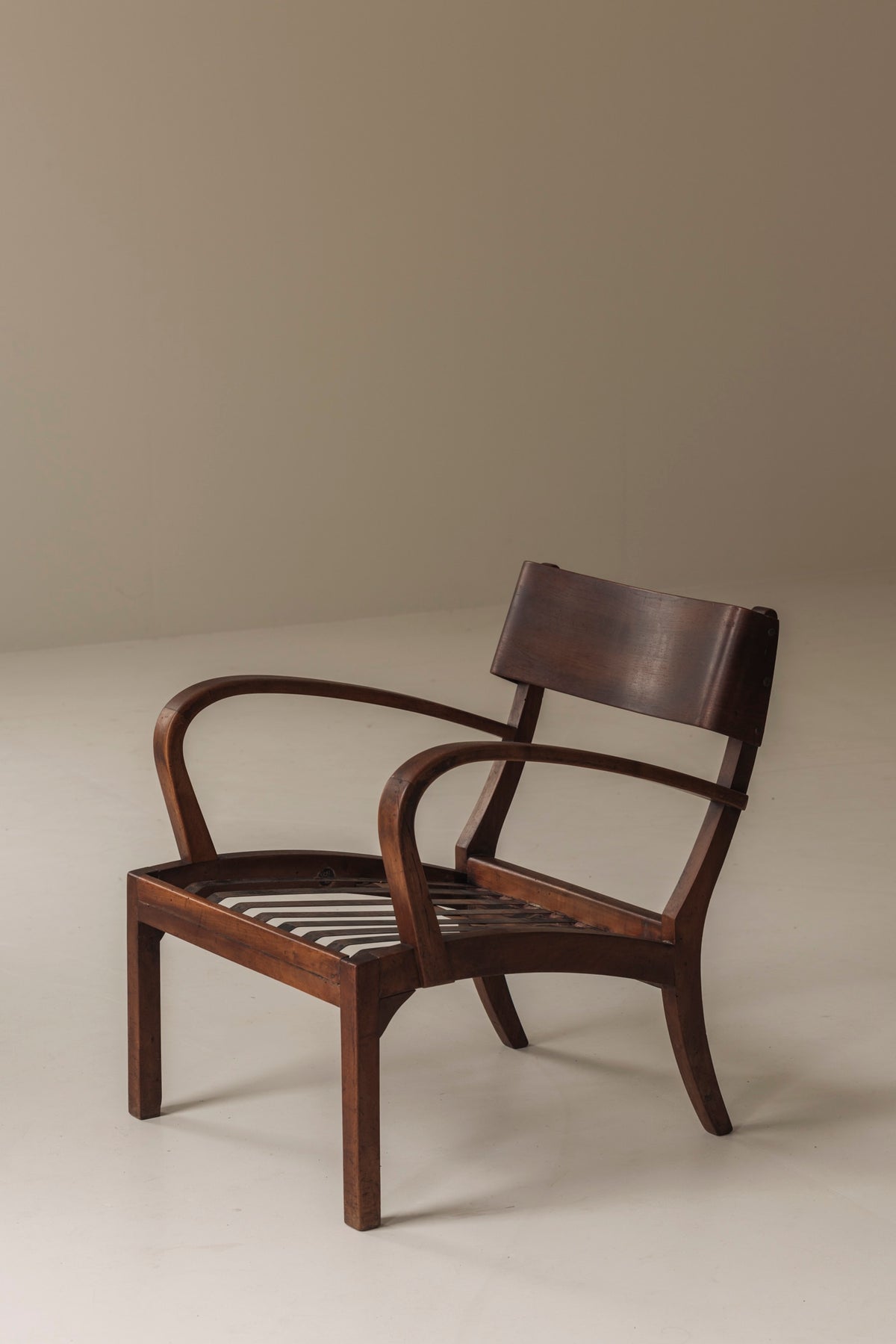Sculptural pair of Italian easy chairs in walnut from the 1950s. — additional view