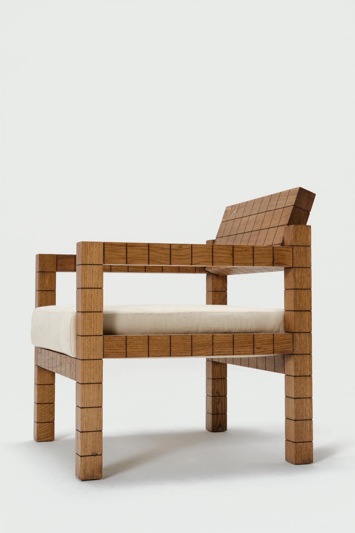 Mosaico Armchair — side view highlighting wooden frame and cushion