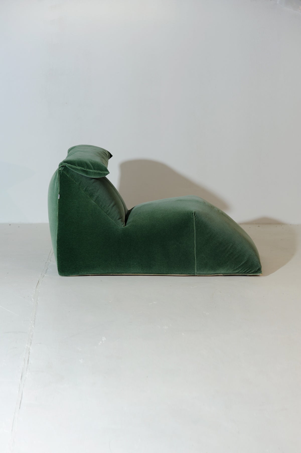Le Bambole Chaise Lounge by Mario Bellini in Green Velvet Mohair Italy, 1971 — lifestyle setting