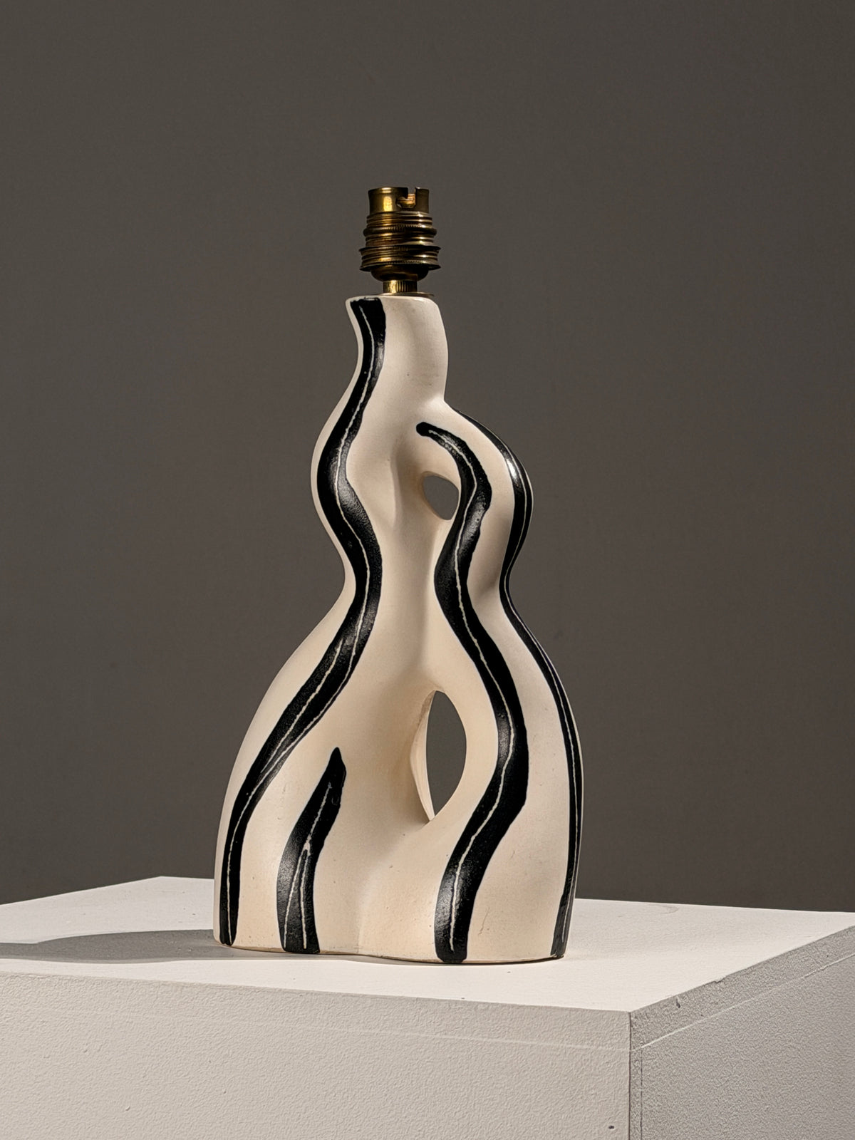 Rare zoomorphic ceramic table lamp, Vallauris, circa 1950 — detail view