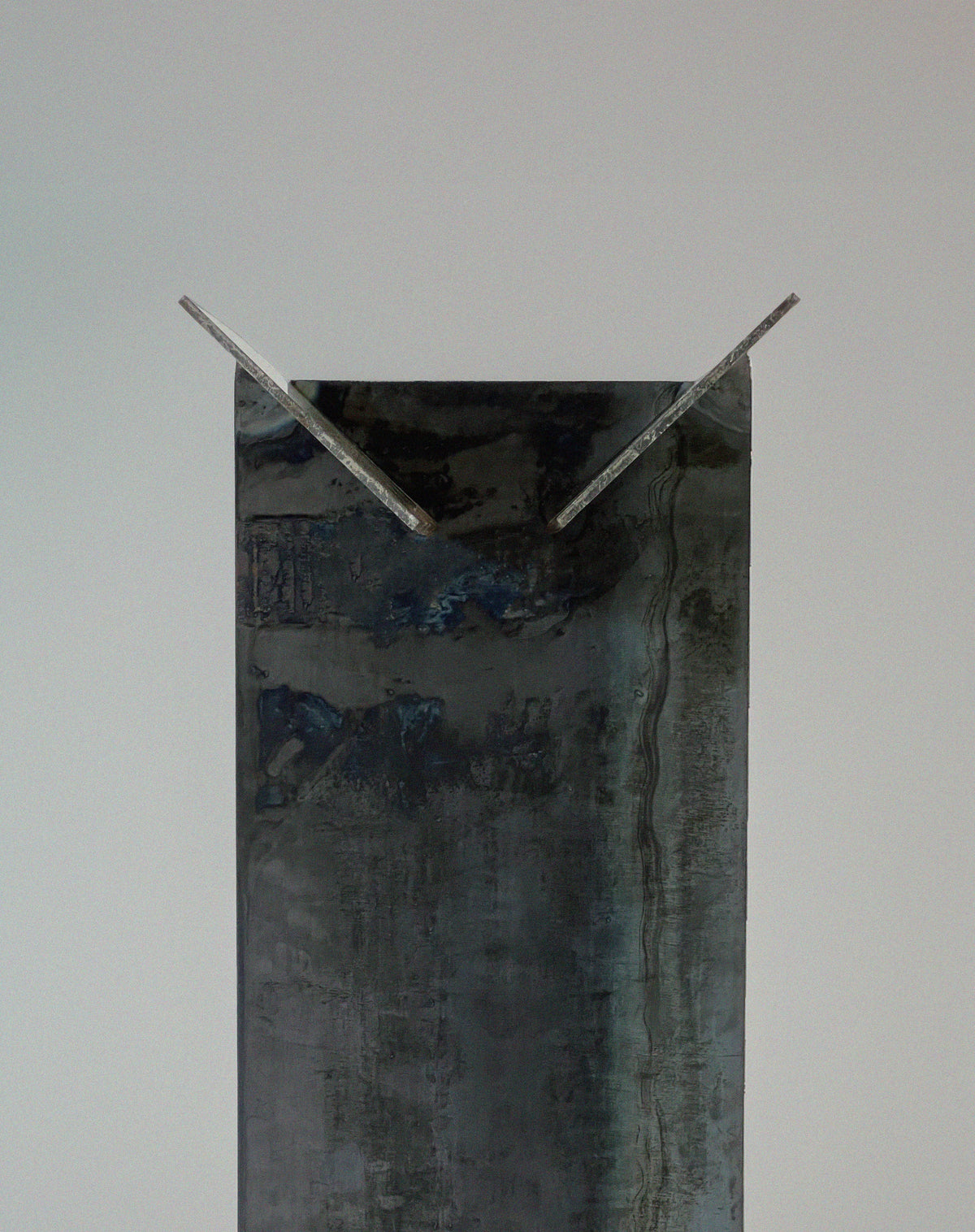 Nobu' Steel Bench — front view highlighting dark steel finish