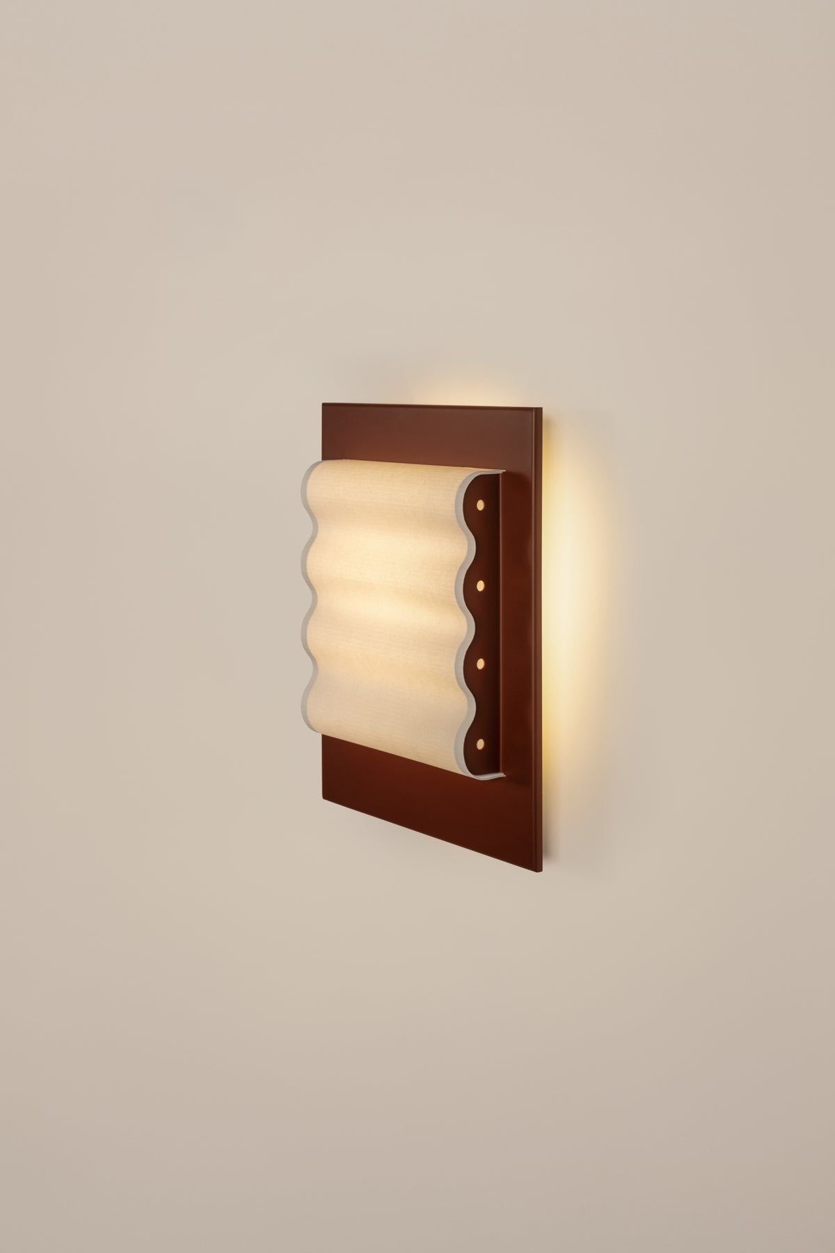 Frame Brun S wall lamp, wavy linen shade with burgundy metal backplate