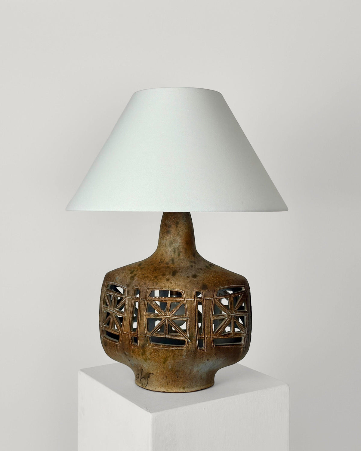Ceramic lamp by Agnes Escala — detail view