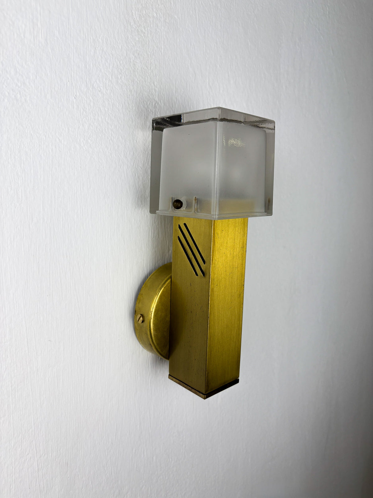 Pair of Cubic Murano Glass Wall Lights by Gaetano Sciolari, Italy 1970s — close-up