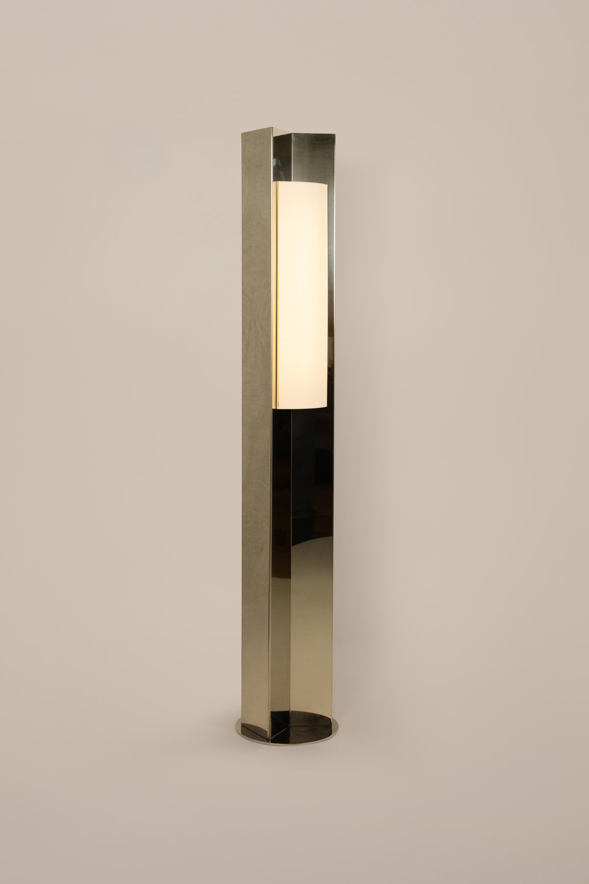 'Arrow 158' Floor Lamp — detail view