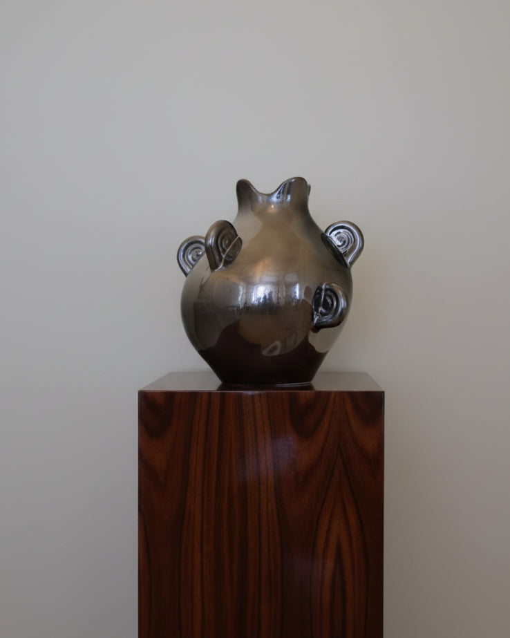 Aries platinum ceramic vase with spiral horn details on wooden stand