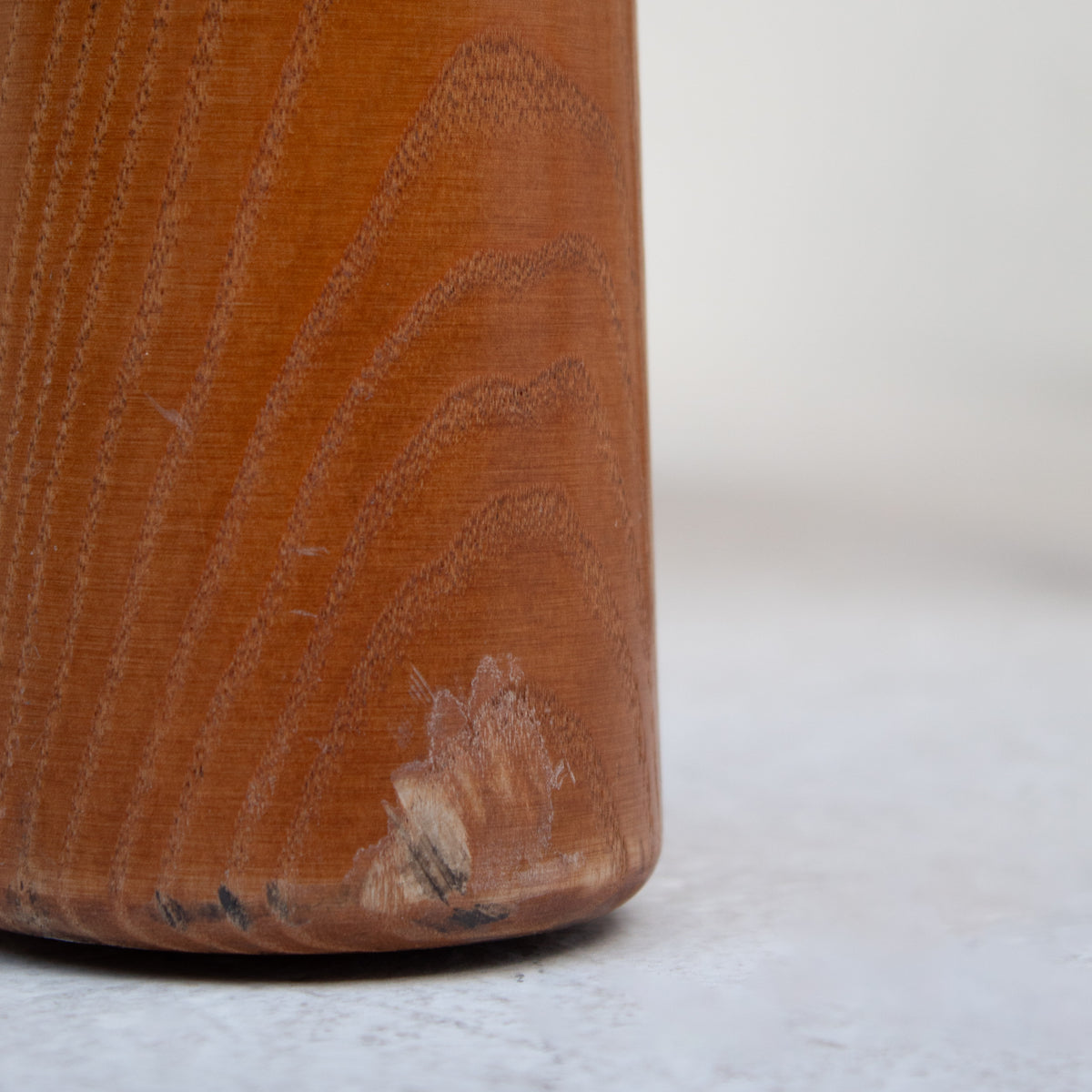 Set of 6 “Toscanolla” Dining Chairs by Alessandro Becchi for Giovannetti — close-up of wooden leg detail