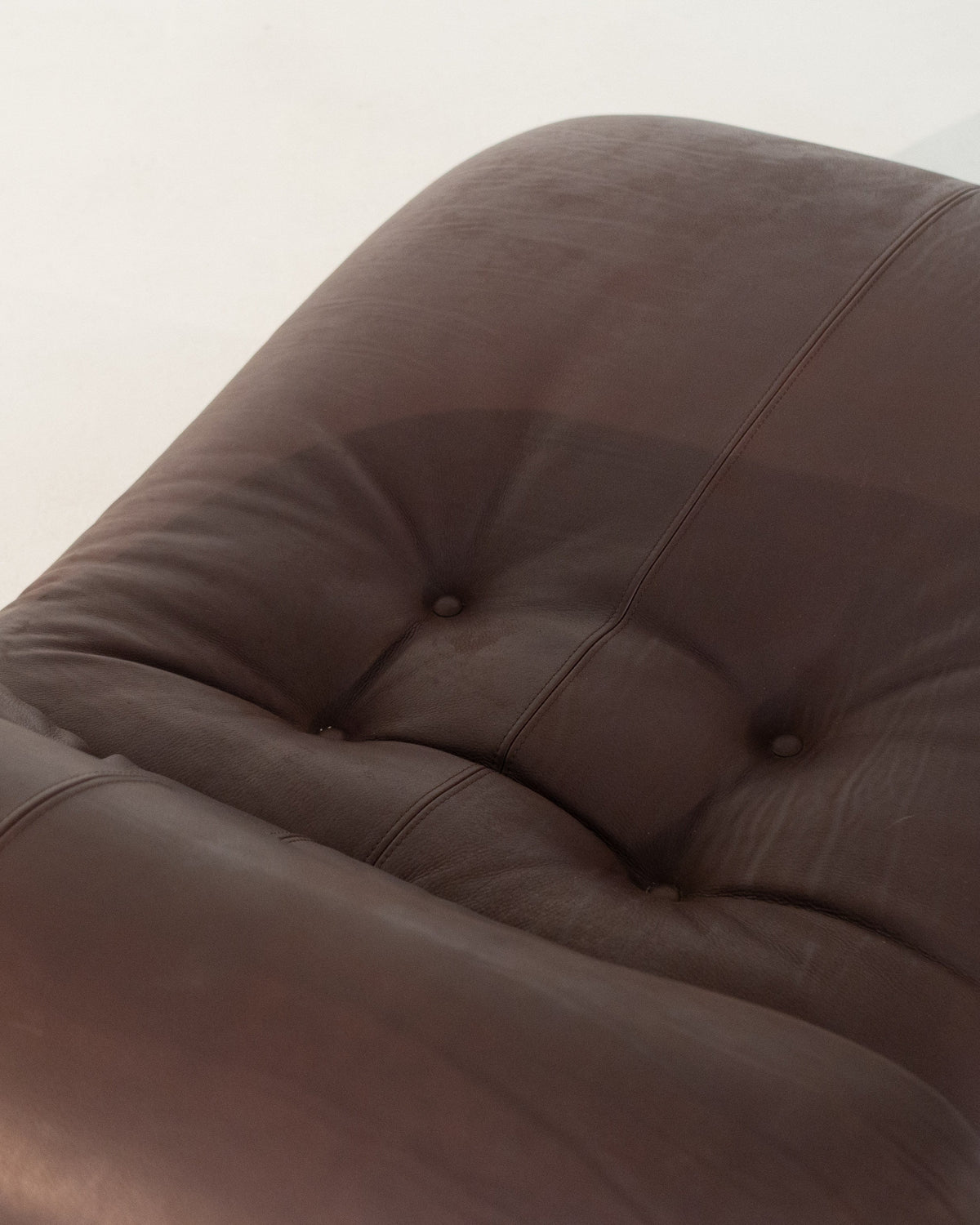 Brown leather Soriana chaise lounge close-up of tufted backrest