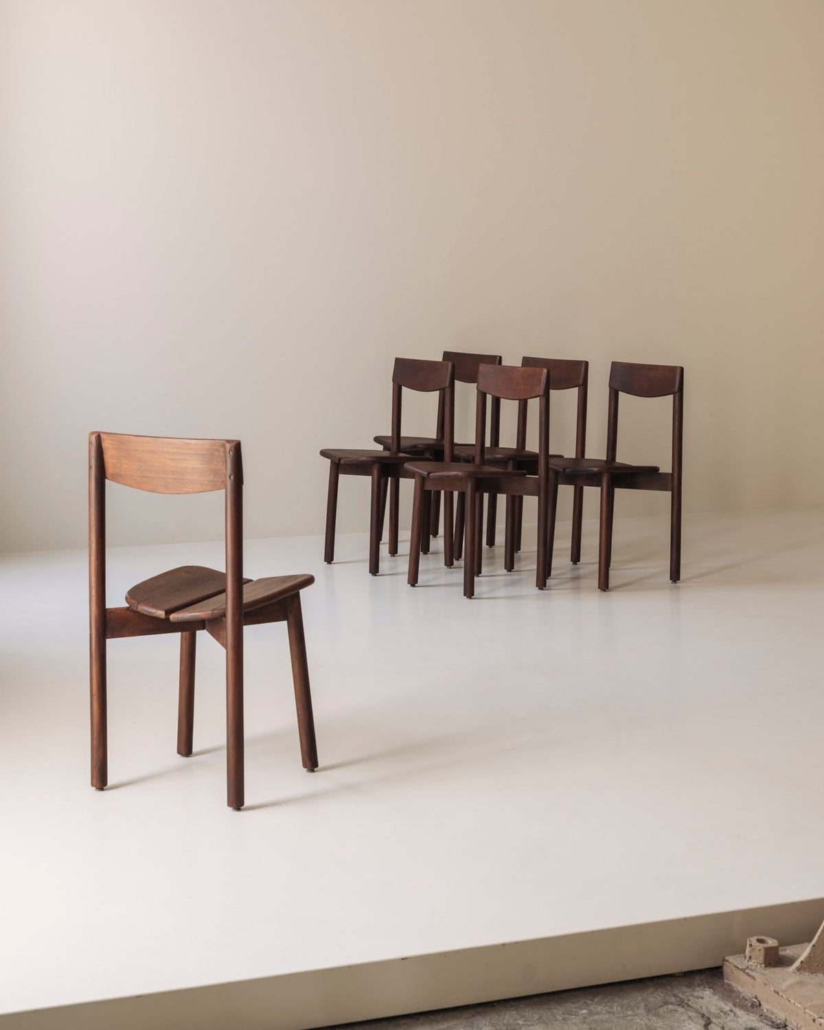 A rare and highly sculptural set dining chairs by Pierre Gautier-Delaye, France 1960s — detail view
