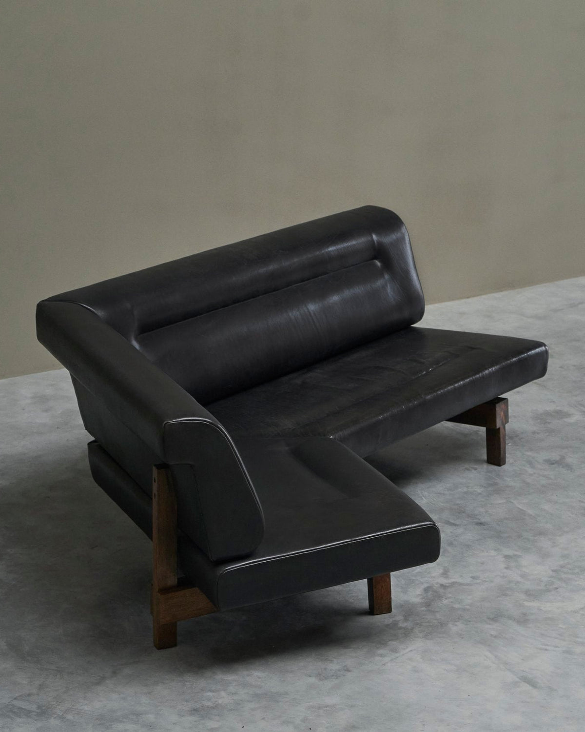 Martin Visser One-Off Boomerang Sofa in Solid Wengé and Black Leather — detail view