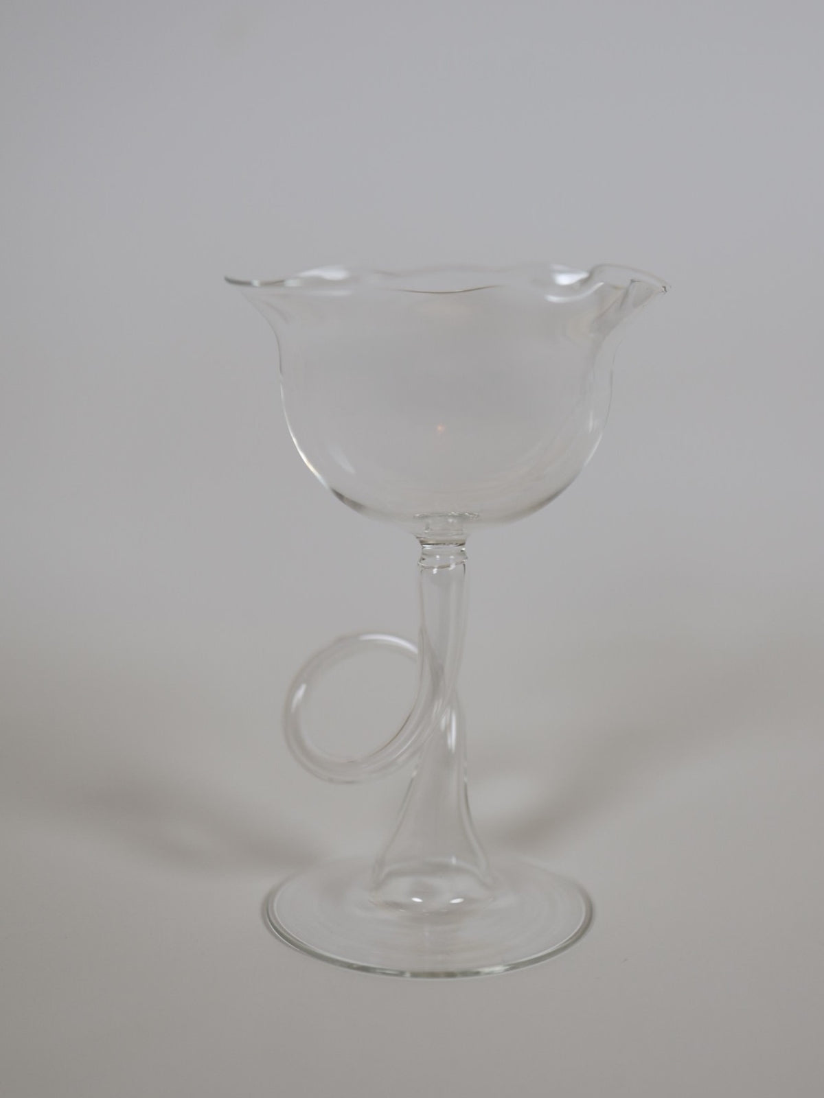 Serpens clear glass wine glass with curved sculptural stem