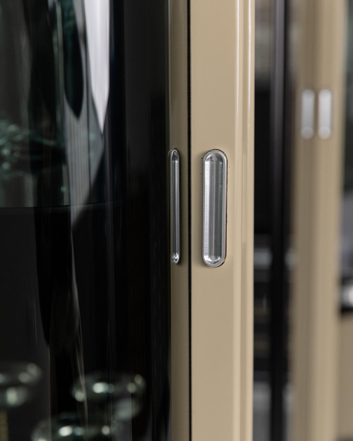 1950s Art Deco Bar Cabinet in Lacquered Wood — close-up of cabinet handles