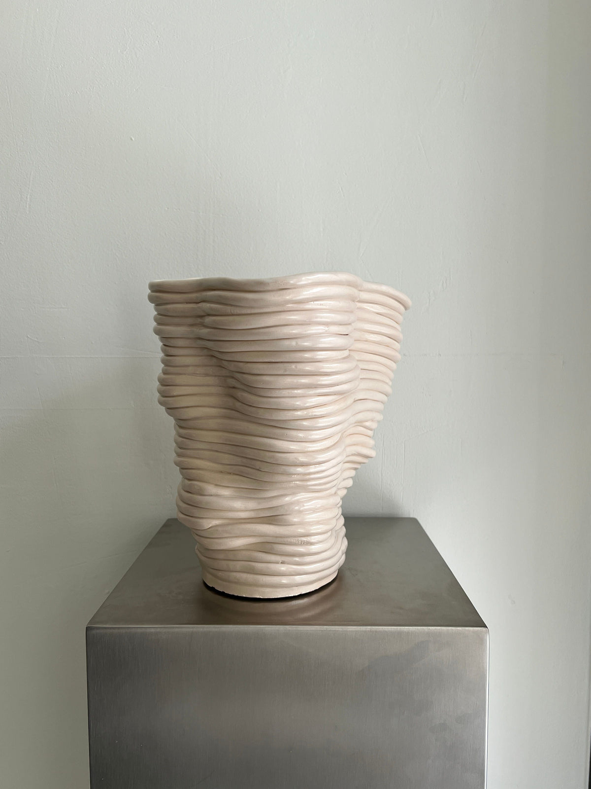 Wobbly Vase Natural — detail view