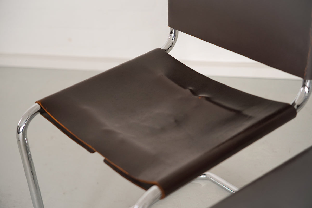Close-up of B33 cantilever chair seat in black leather by Breuer