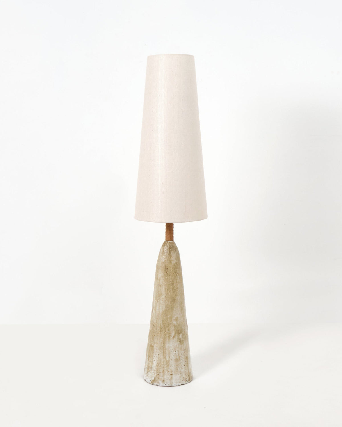 Quinta Floor Light No2 — close-up of ceramic base with linen shade