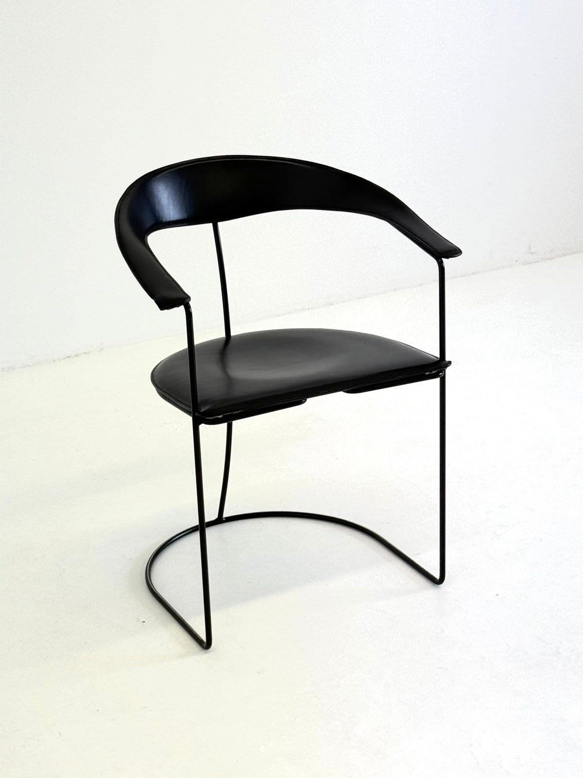 Set of 8 Vintage Arrben Ursala dining chairs in black leather — detail view