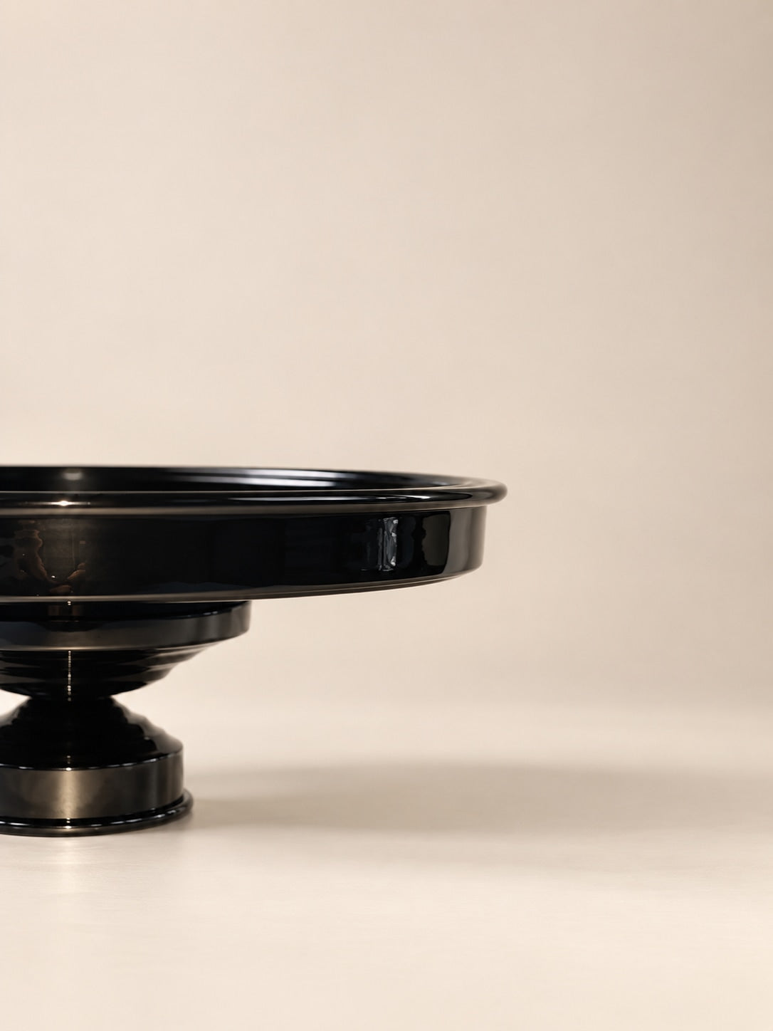 Art Deco Dish/centerpiece in Metal black Glossy — side angle