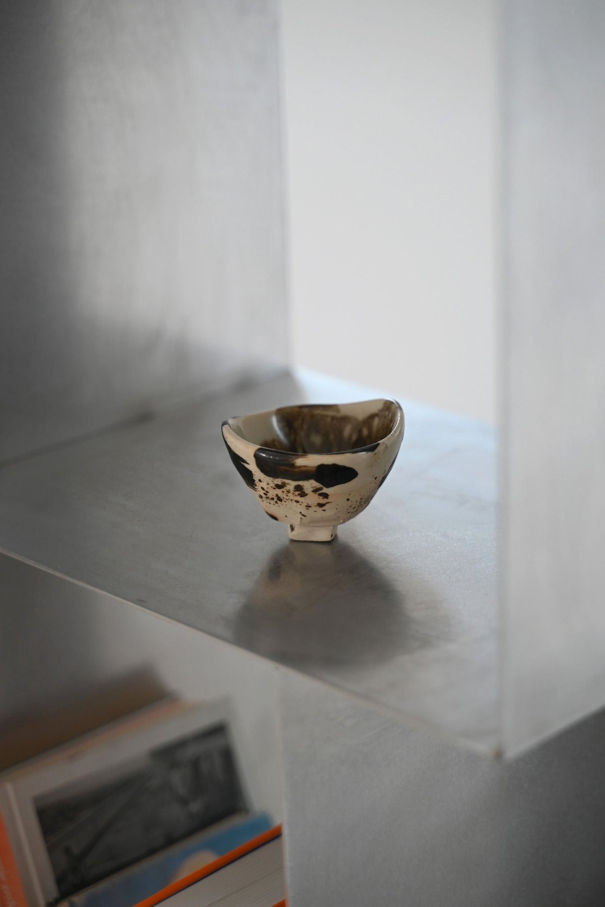 ZEN' Standing Shelf — side angle with ceramic bowl on metal surface