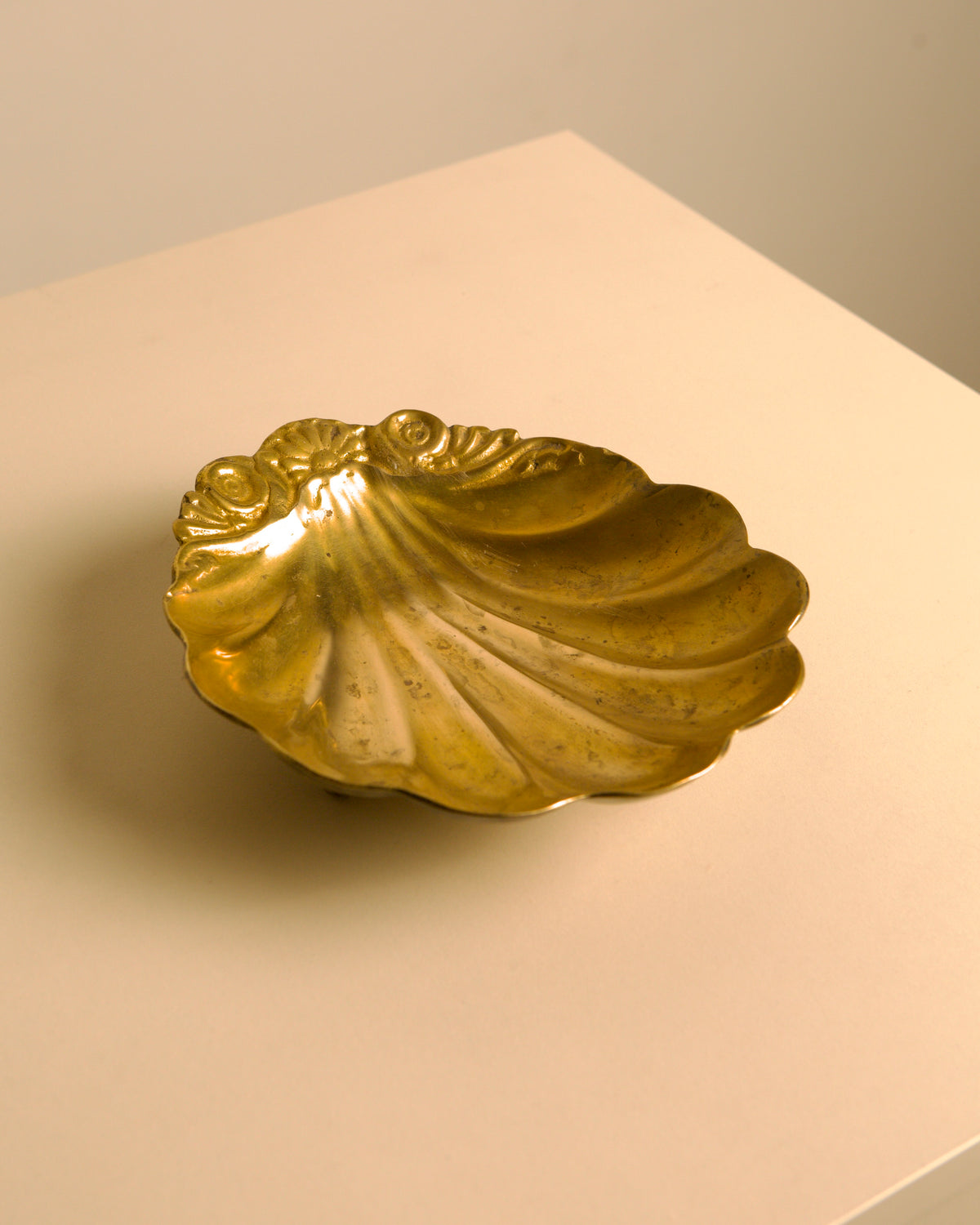 Large Italian brass scallop shell catch-all, 1960s by Treaptyque | The Oblist