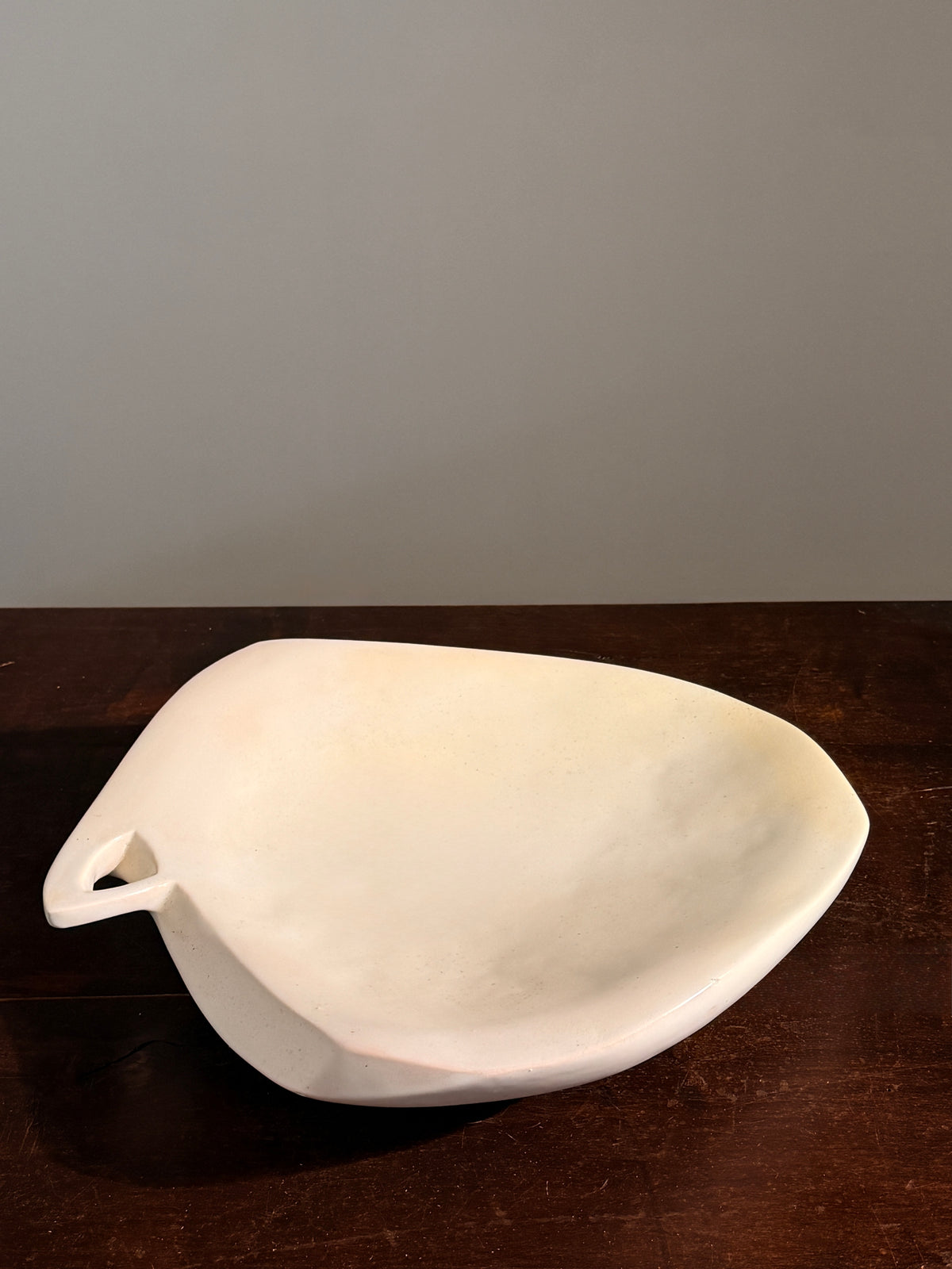 Large free-form dish in white ceramic, France, circa 1950 — detail view