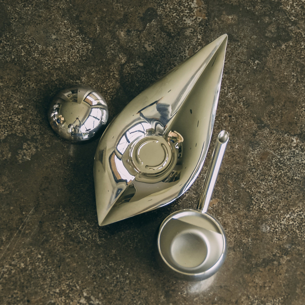 Alessi serveware Oil Dispenser PW01 — close-up