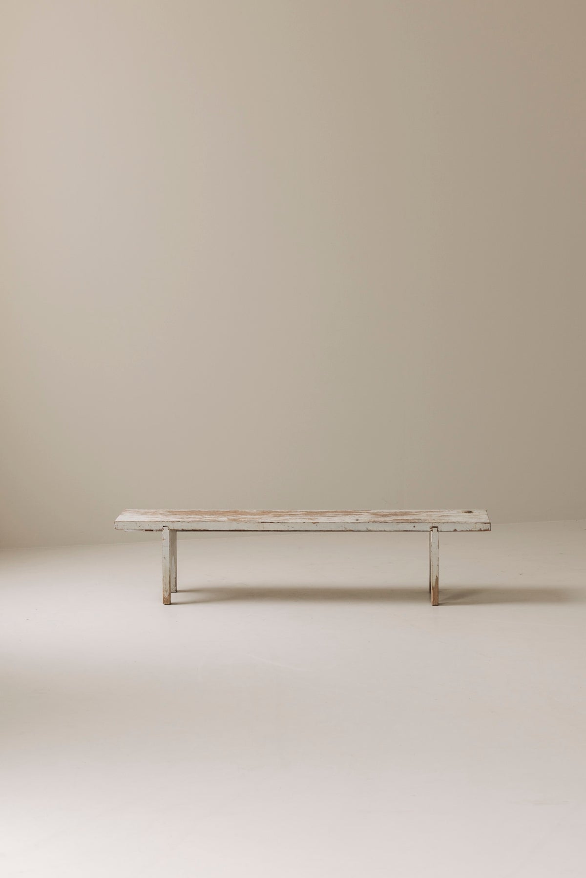 Rough patinated Swedish bench from the 1950s. — detail view