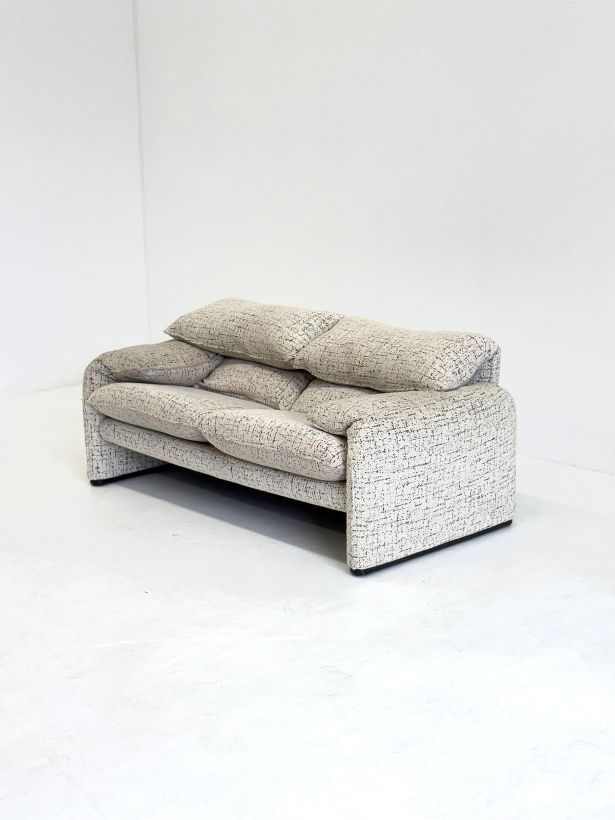 Cassina Maralunga 2-seater sofa by Vico Magistretti off-white with subtle pattern — side angle