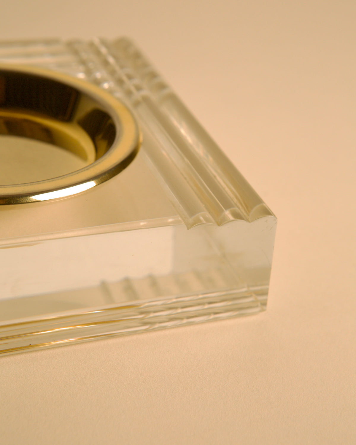 Square Italian trinket tray in lucite and brass, 70s — close-up of lucite edge and brass detail