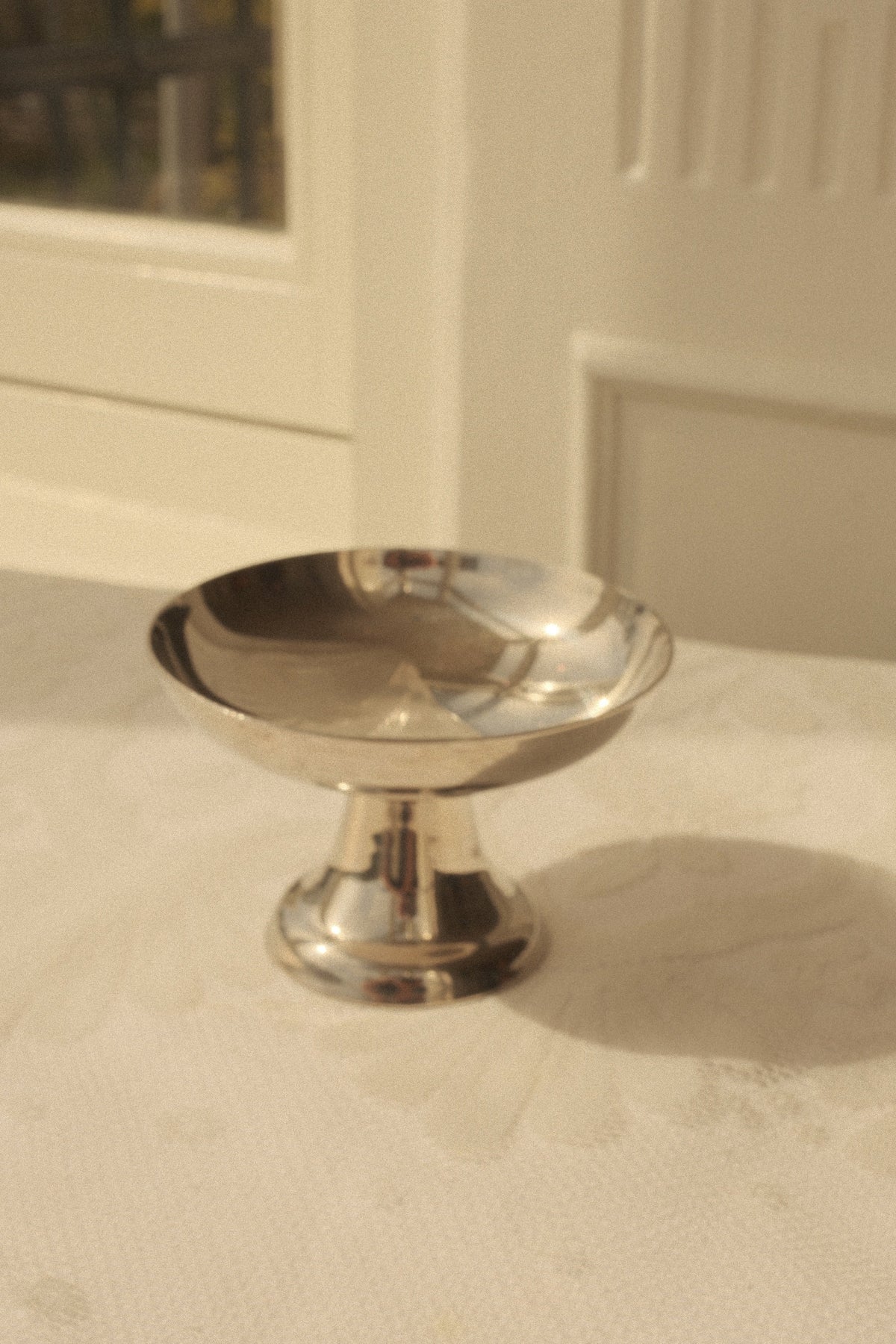Stainless Steel Pedestal Coupes - Wide Bowl — detail view
