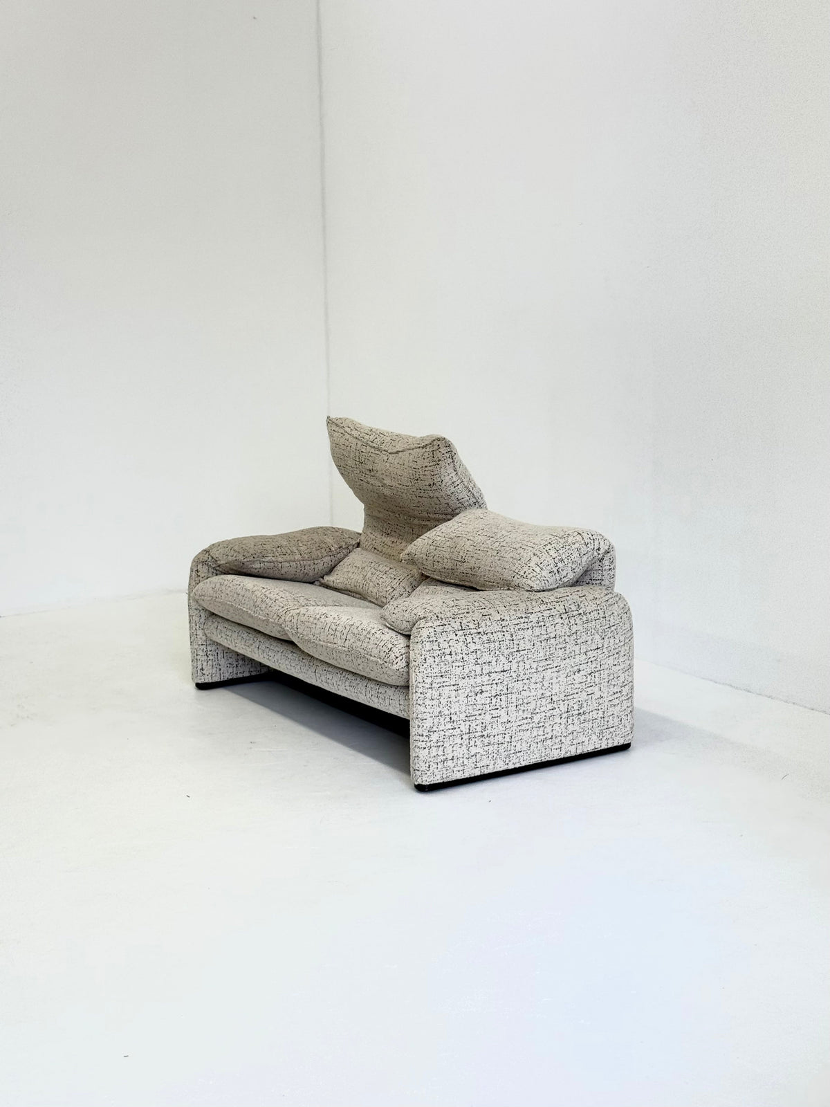 Cassina Maralunga 2-seater sofa by Vico Magistretti off-white with subtle pattern — view 12