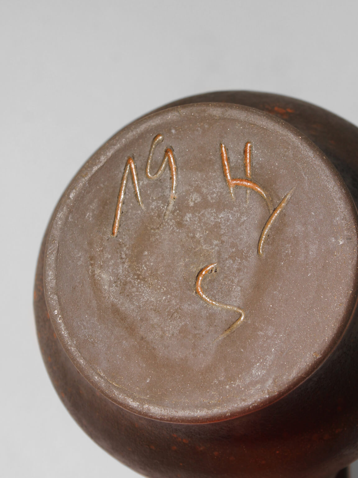 Hartwig Heyne Dark Brown Rustic Jug 1L — bottom view showing artisan markings