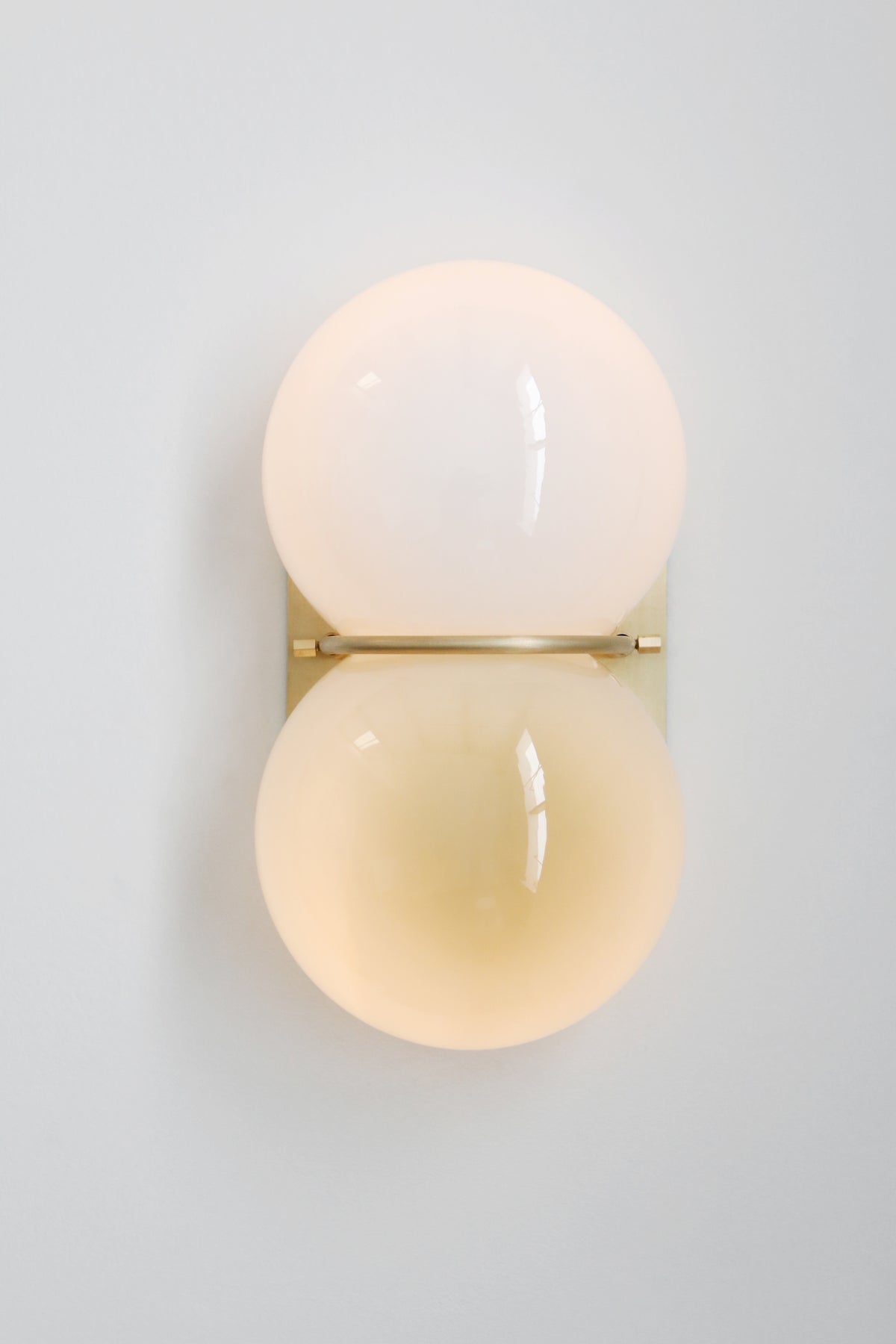 SkLO Twin 1.0 Sconce - Light beige/white glass, Brushed Brass finish — side angle
