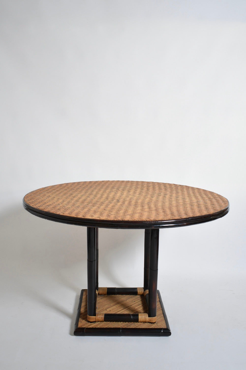 Bicolor round rattan dining table — detail view