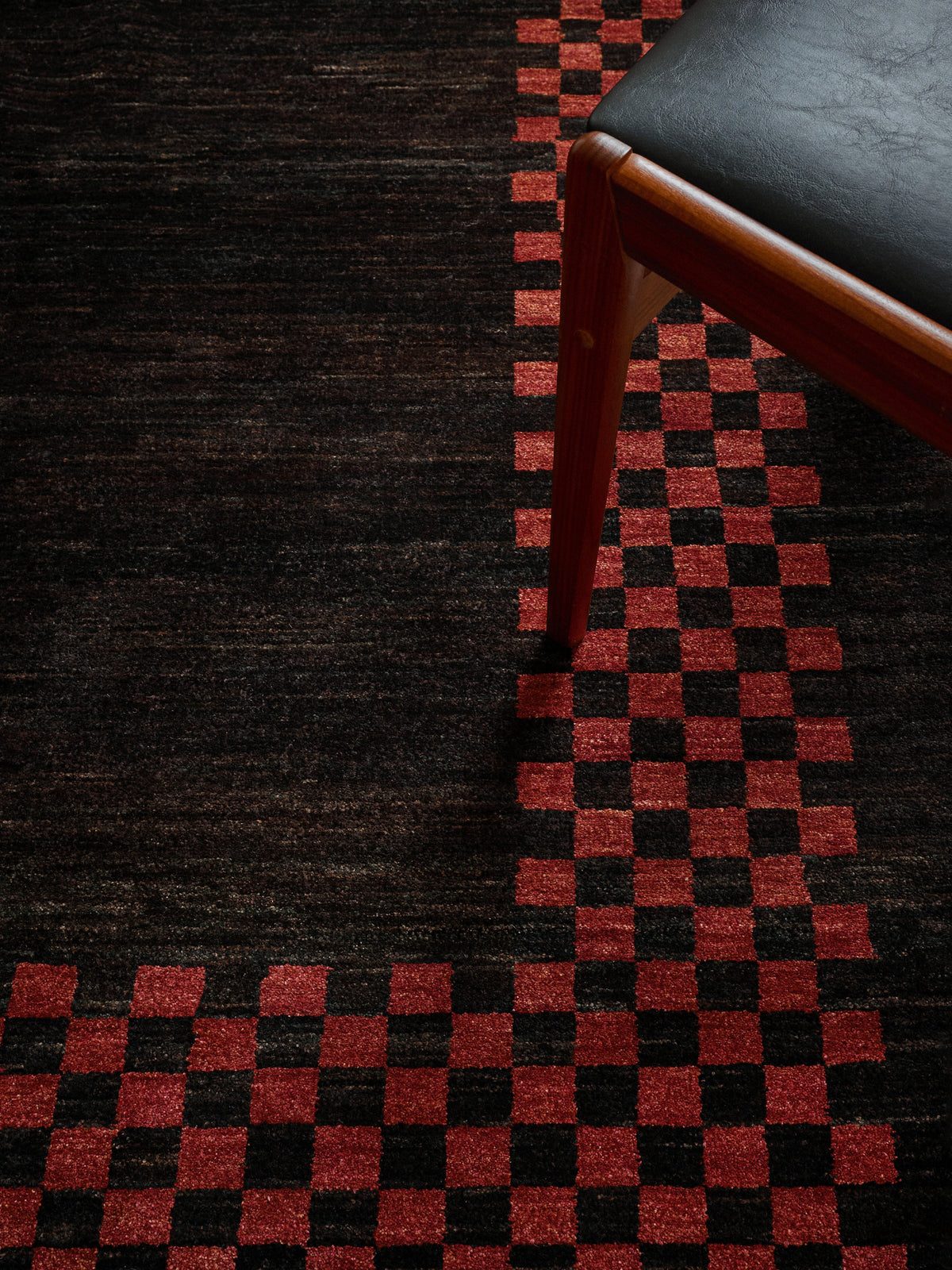 Ziegler Rug in Obsidian 239 x 300 cm — side angle with red checkered pattern
