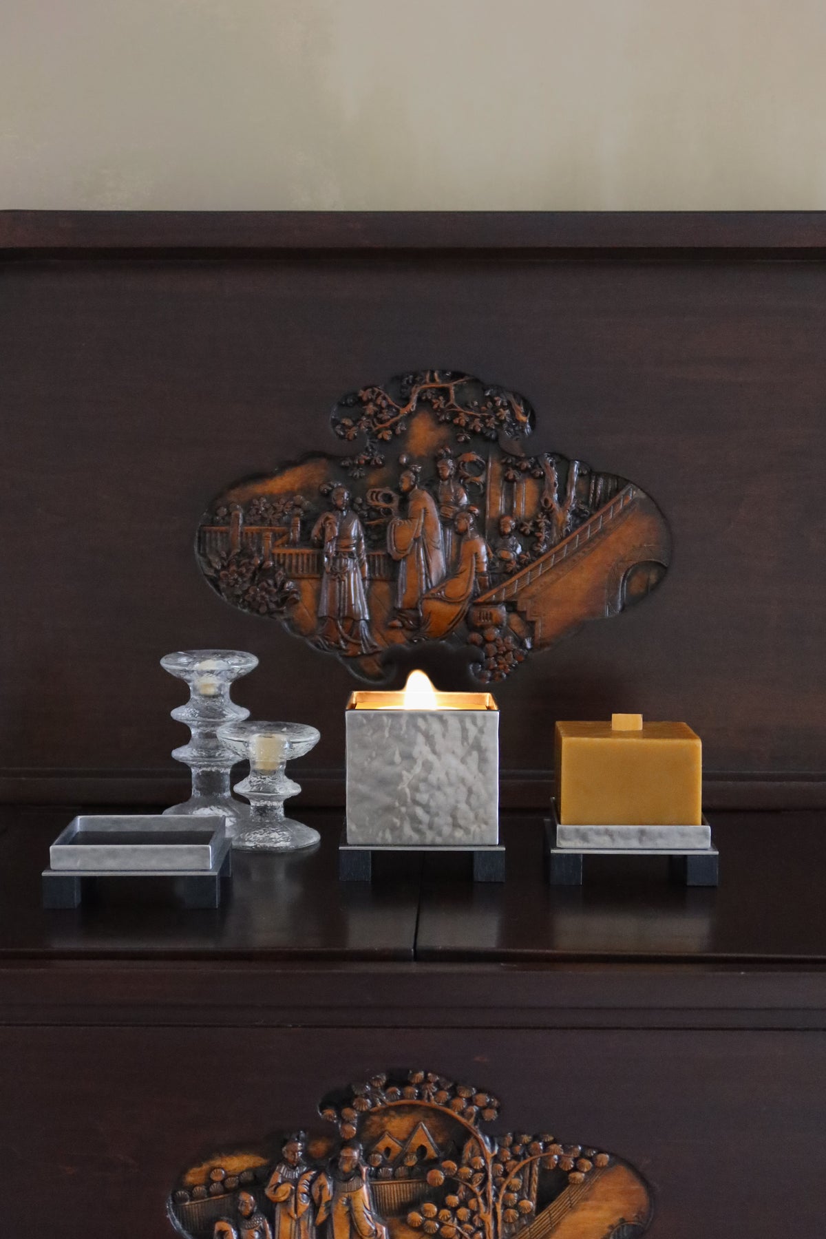 Minimalistic Candle Holder M with candle - Yuma Collection — close-up