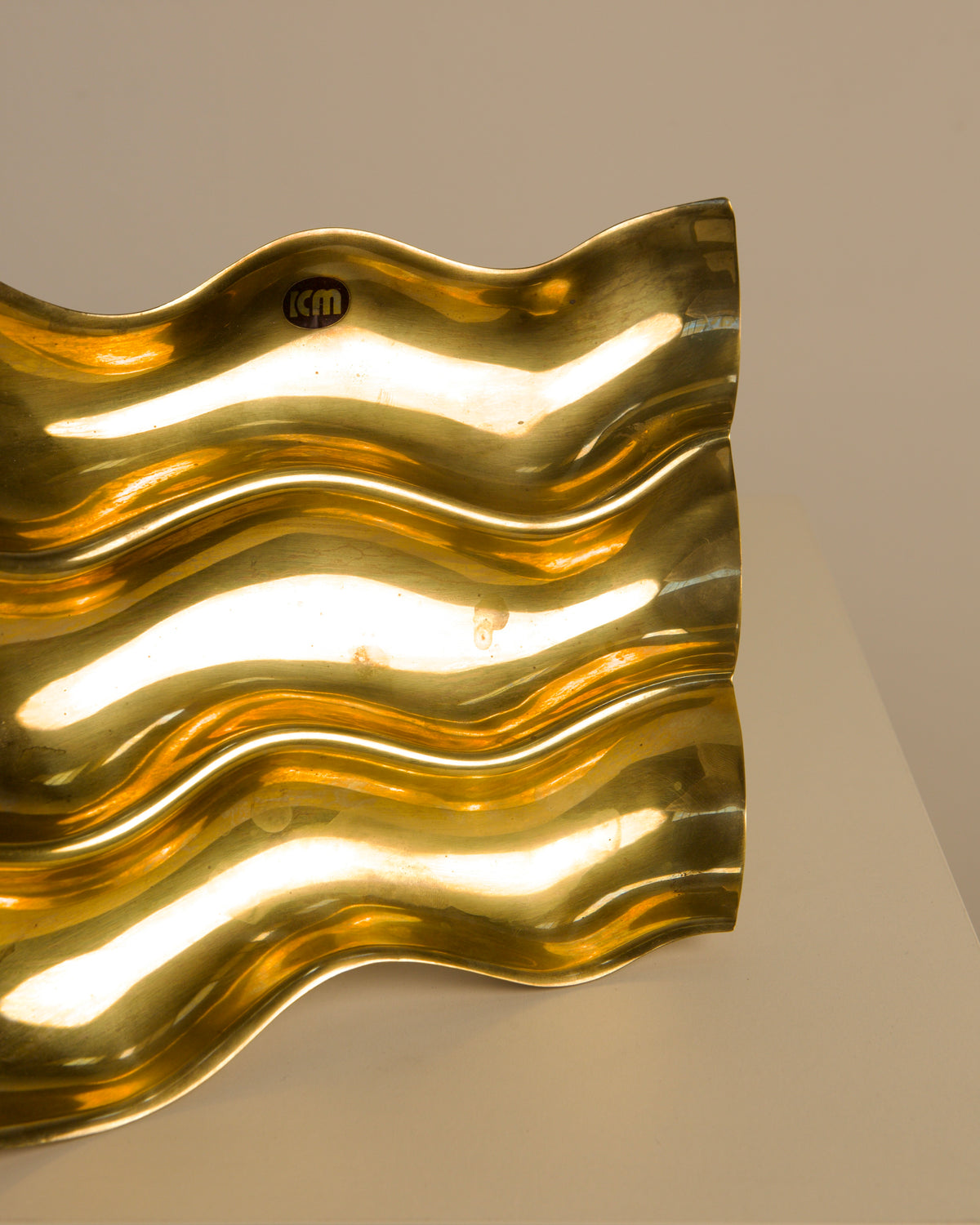 Golden glass Boca vide-poches by Sergio Asti showing wavy texture detail