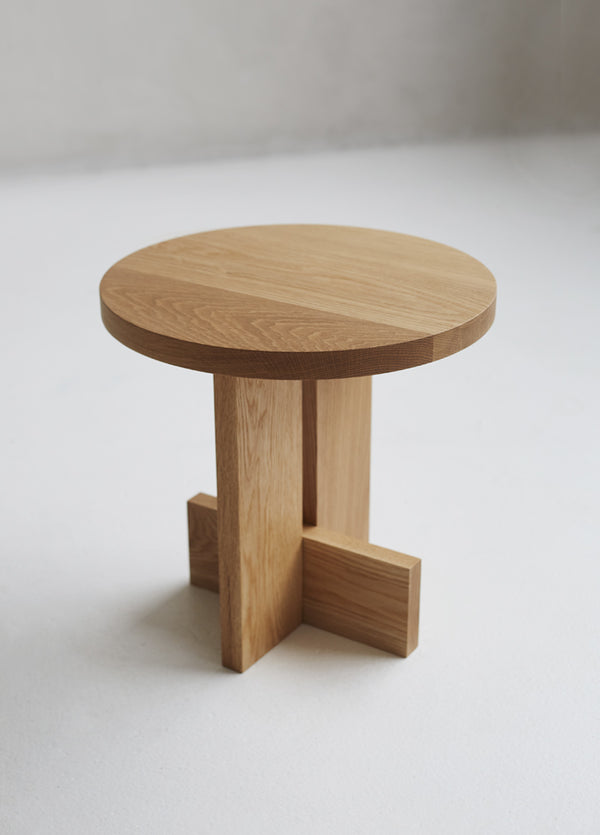 Axel Side Table in Solid Wood — side angle showing natural oak finish