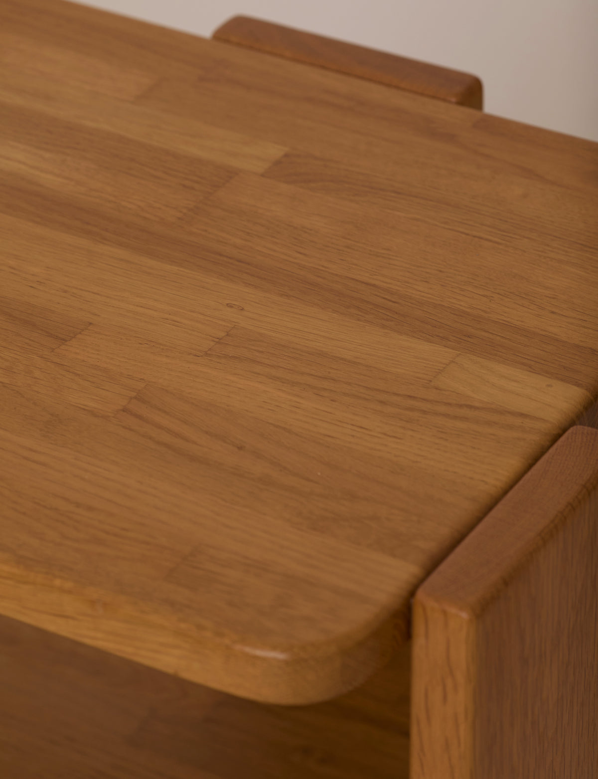 French Artisanal Shelf in Solid Oak c. 1980 — close-up of oak surface texture