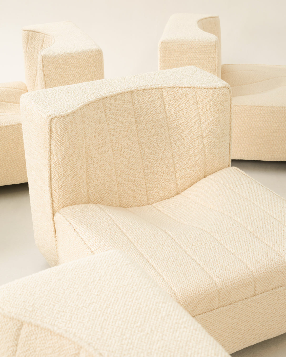 Beige modular sofa cushions detail by Tito Agnoli 1969